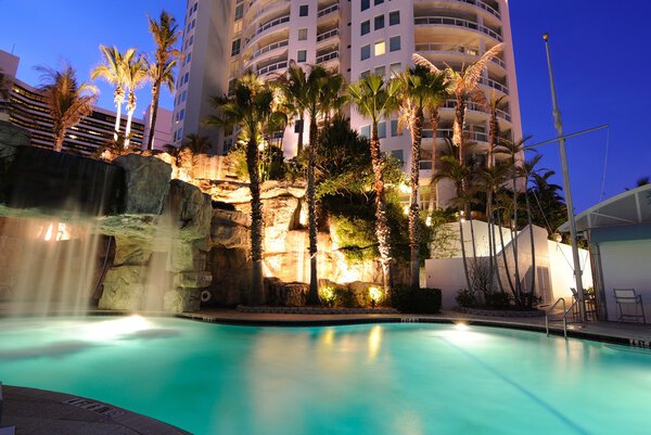 Курортный бассейн в сумерках