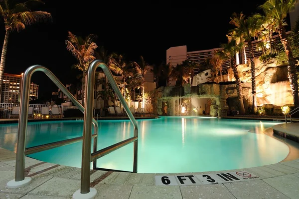 Uma Piscina Resort Crepúsculo — Fotografia de Stock