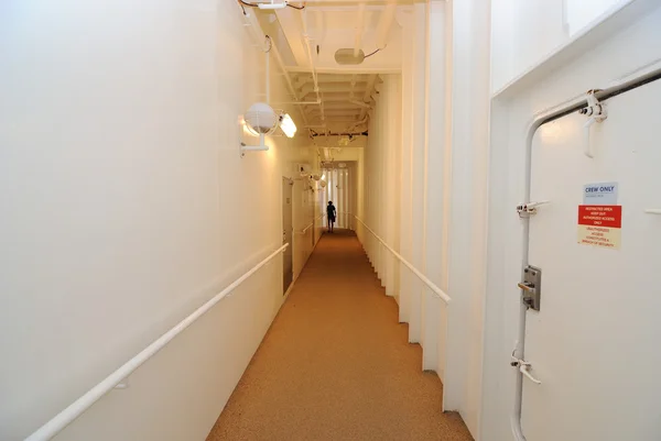 Smalle Corridor Met Bemanning Alleen Deur Een Schip — Stockfoto