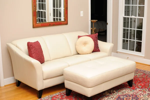 在现代家庭客厅里的优雅沙发 — 图库照片