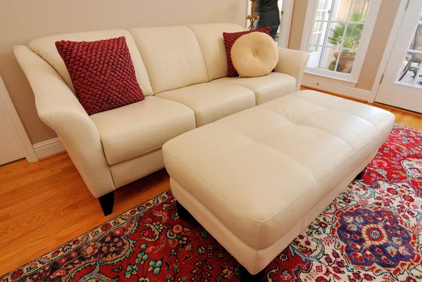 Sofá en un salón — Foto de Stock