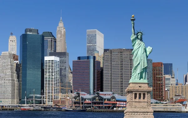 Marco Estátua Liberdade Contra Impressionante Horizonte Nova York — Fotografia de Stock