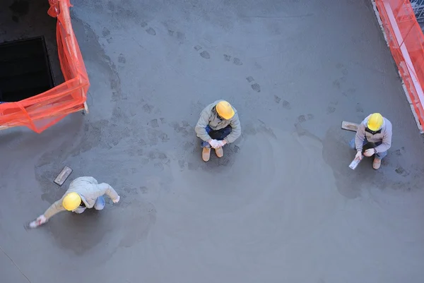 Three Workers One Smoothing Out Freshly Poured Concrete — Stock Photo, Image