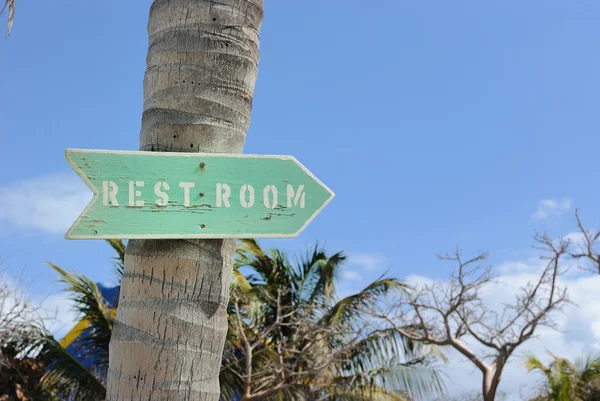 热带海滩上厕所标志 — 图库照片