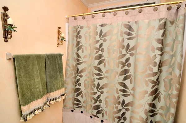 Ręcznik i prysznicem kurtyna — Zdjęcie stockowe