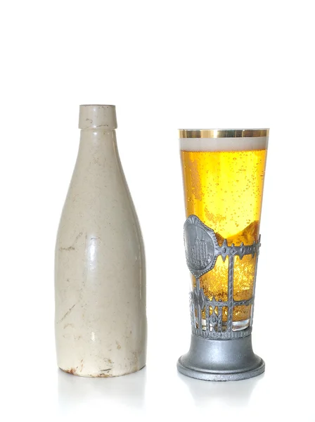 Vieille bouteille en céramique et bière — Photo