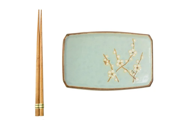 优雅的日本板和一双筷子 — 图库照片