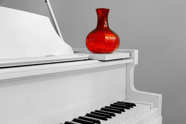 Zongora Egy Piros Váza Otthoni Belső Sarkában — Stock Fotó