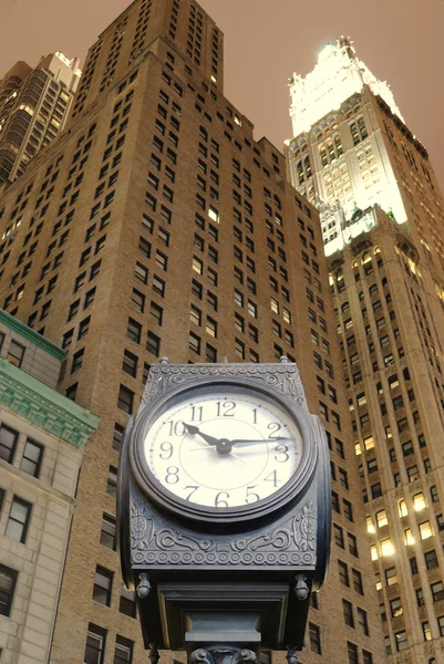 Skysrcrapers Arkasında Ile Şehir Merkezindeki Manhattan Eski Bir Moda Saat — Stok fotoğraf
