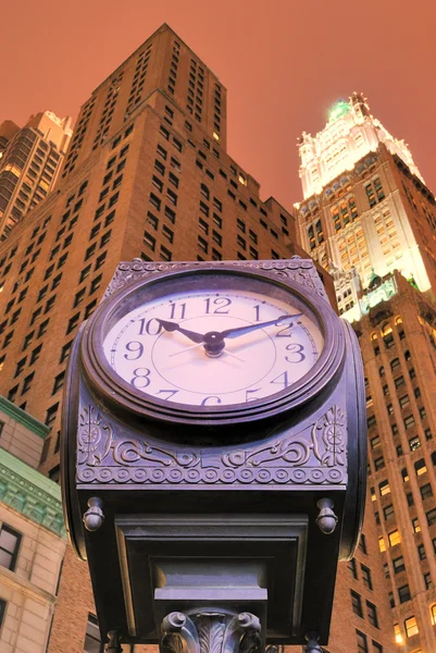 Relógio da cidade e arranha-céus — Fotografia de Stock