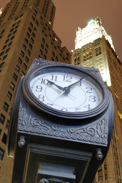 それの後ろに Skysrcrapers とダウンタウン マンハッタンで古いファッション時計 — ストック写真