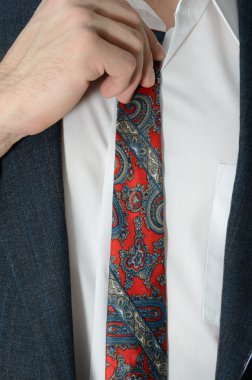 bir erkek takımı desenli bir kravat gidiyor.