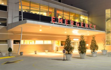 Geceleri bir hastanede acil servis girişi.