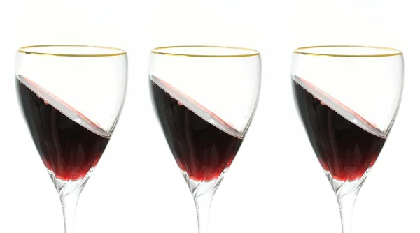 Tres Copas Inclinadas Con Vino Tinto Aislado Sobre Fondo Blanco — Foto de Stock