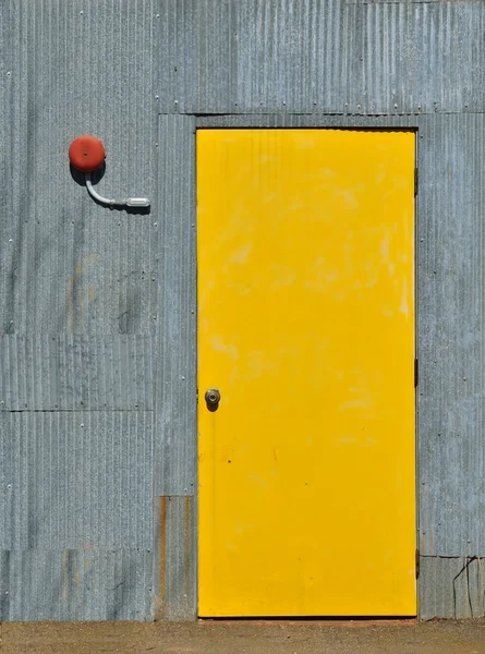 Желтая дверь — стоковое фото