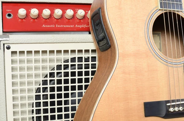 Акустическая гитара и амбразуру — стоковое фото