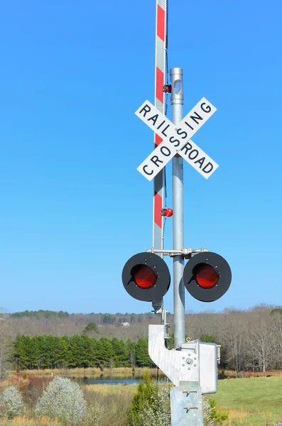 Rautateiden ylitys — kuvapankkivalokuva