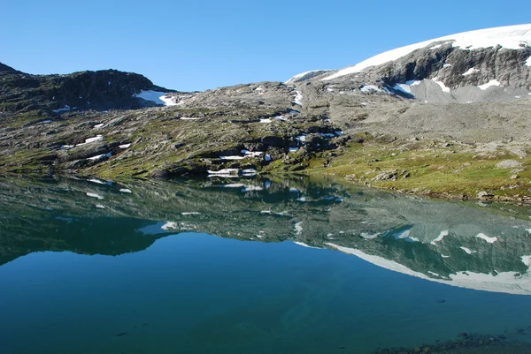 Horské jezero - jezero djupvatnet og romsdal, Norsko — Stock fotografie