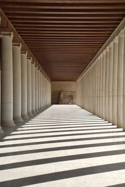 Antiguo pasillo en Atenas, Grecia — Foto de Stock