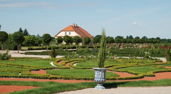 Decoratieve Tuin, rode en groene contrasten — Stockfoto