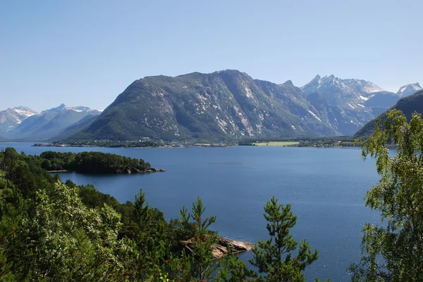 ノルウェーより多くの og ムーレ ・ オ ・ フィヨルド isfjorden の眺め — ストック写真