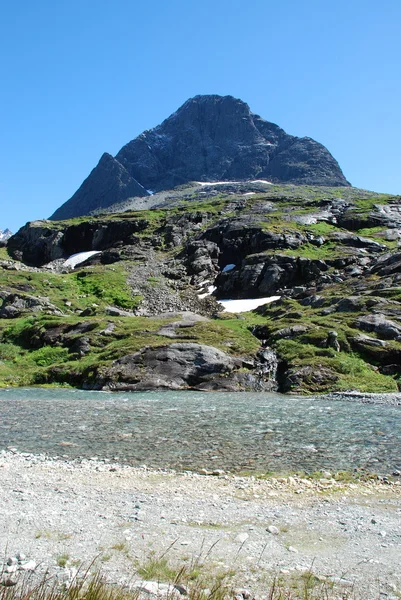在 trollstigen、 更多 og romsdal、 挪威河 — 图库照片