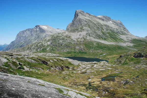Fluss und See am Trollstigen, mehr og romsdal, Norwegen — Stockfoto