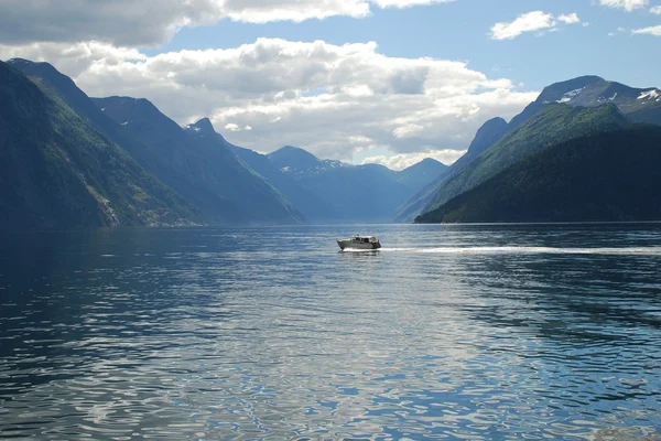 Uitzicht over de sunnylvsfjorden fjord in Noorwegen, meer og romsdal — Stockfoto