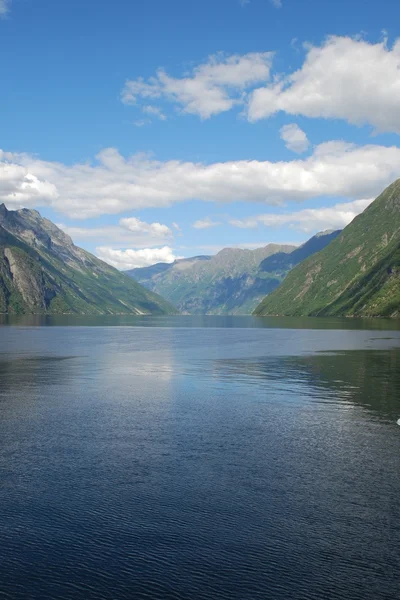 Blick über den Fjord geiranger in Norwegen, more og romsdal — Stockfoto