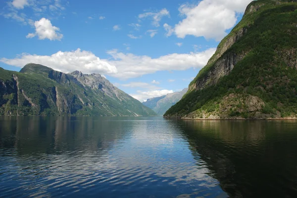 Blick über den Fjord geiranger in Norwegen, more og romsdal — Stockfoto