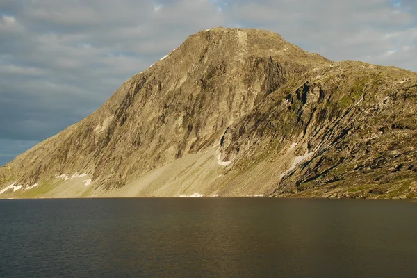 Lago de montaña - lago Djupvatnet, More og Romsdal, Noruega —  Fotos de Stock