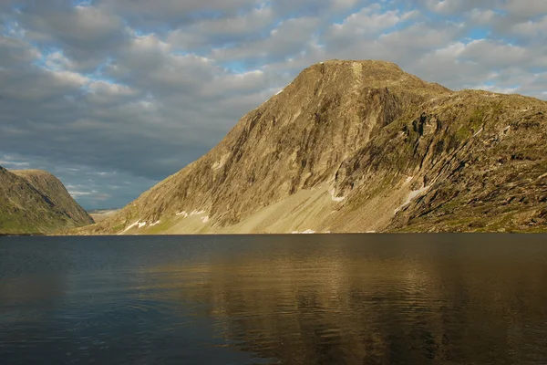 Bergsee - djupvatnet see, more og romsdal, Norwegen — Stockfoto
