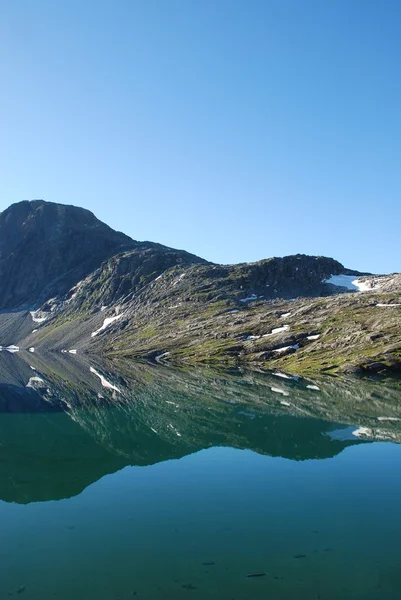 Lago de montaña - lago Djupvatnet, More og Romsdal, Noruega — Foto de Stock