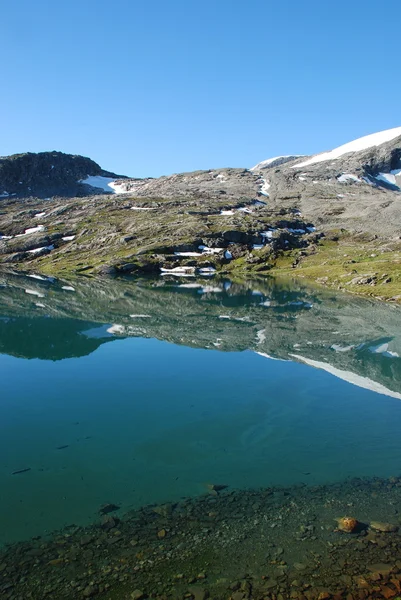 Lago de montaña - lago Djupvatnet, More og Romsdal, Noruega — Foto de Stock