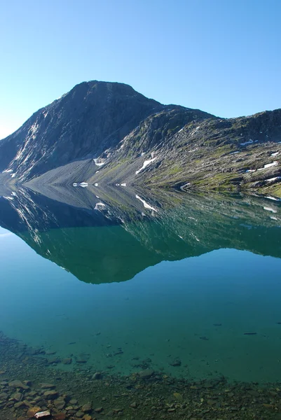 Lago de montaña - lago Djupvatnet, More og Romsdal, Noruega —  Fotos de Stock