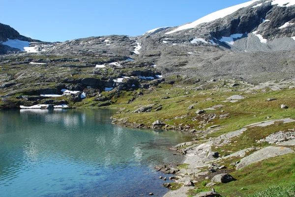 Montanha lago - lago Djupvatnet, Mais og Romsdal, Noruega — Fotografia de Stock