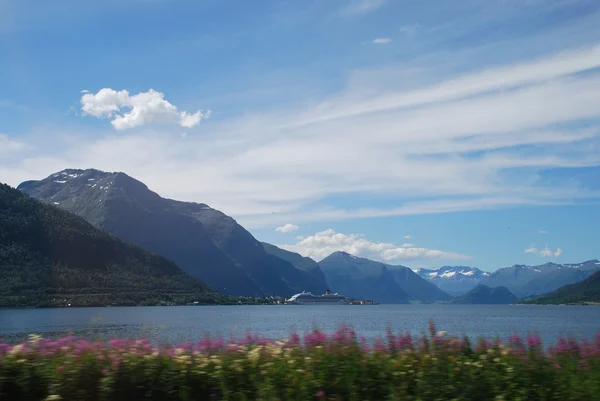 Cruiseschip op fjord — Stockfoto