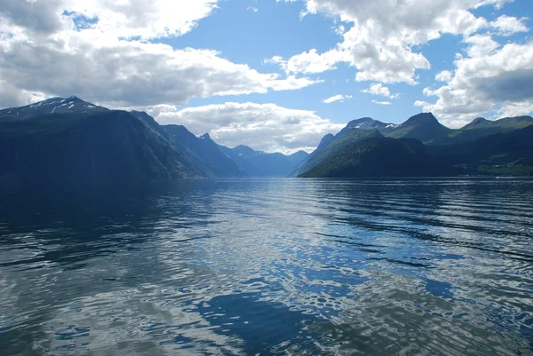 查看在峡湾 sunnylvsfjorden 在挪威，更多的 og romsdal — 图库照片#