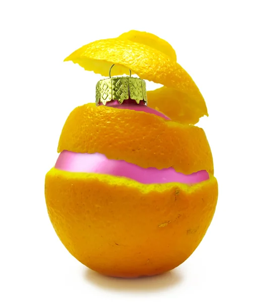Fruit orange avec boule de Noël à l'intérieur Images De Stock Libres De Droits