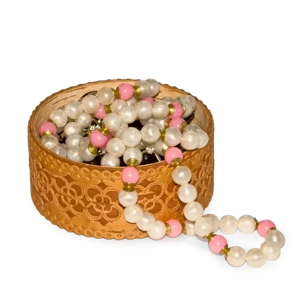 Boîte avec perles sur fond blanc — Photo