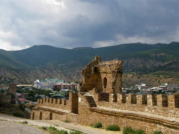Muralla y torre fortaleza genovesa en Crimea — Foto de Stock