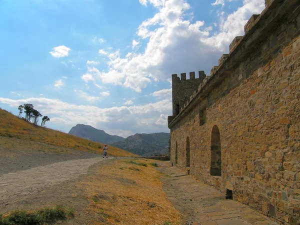 在克里米亚的墙和塔热那亚堡垒 — 图库照片