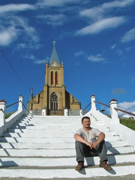 Adam kilise merdivenlerinde — Stok fotoğraf