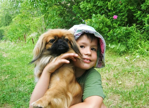 Rapaz com um cão — Fotografia de Stock
