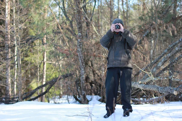Man foto's in het forest van de winter — Stockfoto