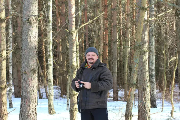 在冬季森林男摄影师 — 图库照片