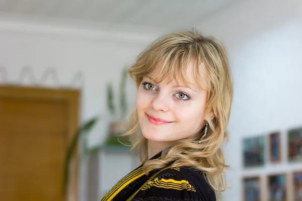 Portret van een mooie jonge blonde meisje — Stockfoto