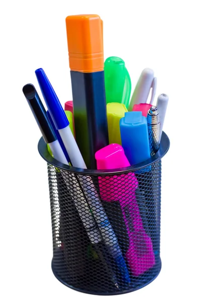 Conjunto de bolígrafos y marcadores de color en soporte —  Fotos de Stock