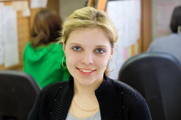 Closeup retrato de uma bela jovem loira no escritório — Fotografia de Stock