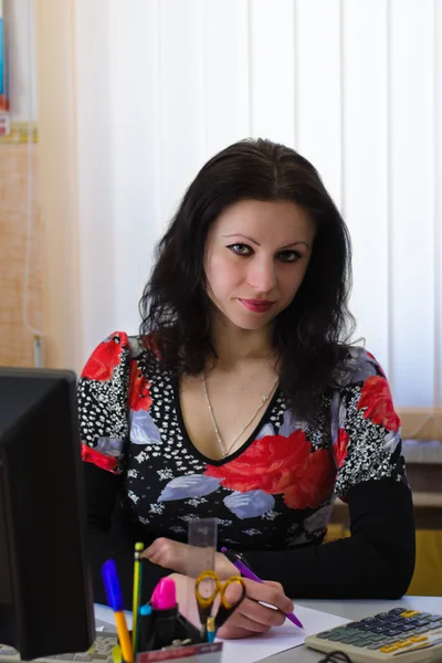 Porträtt av en vacker ung brunett kvinna på kontoret — Stockfoto